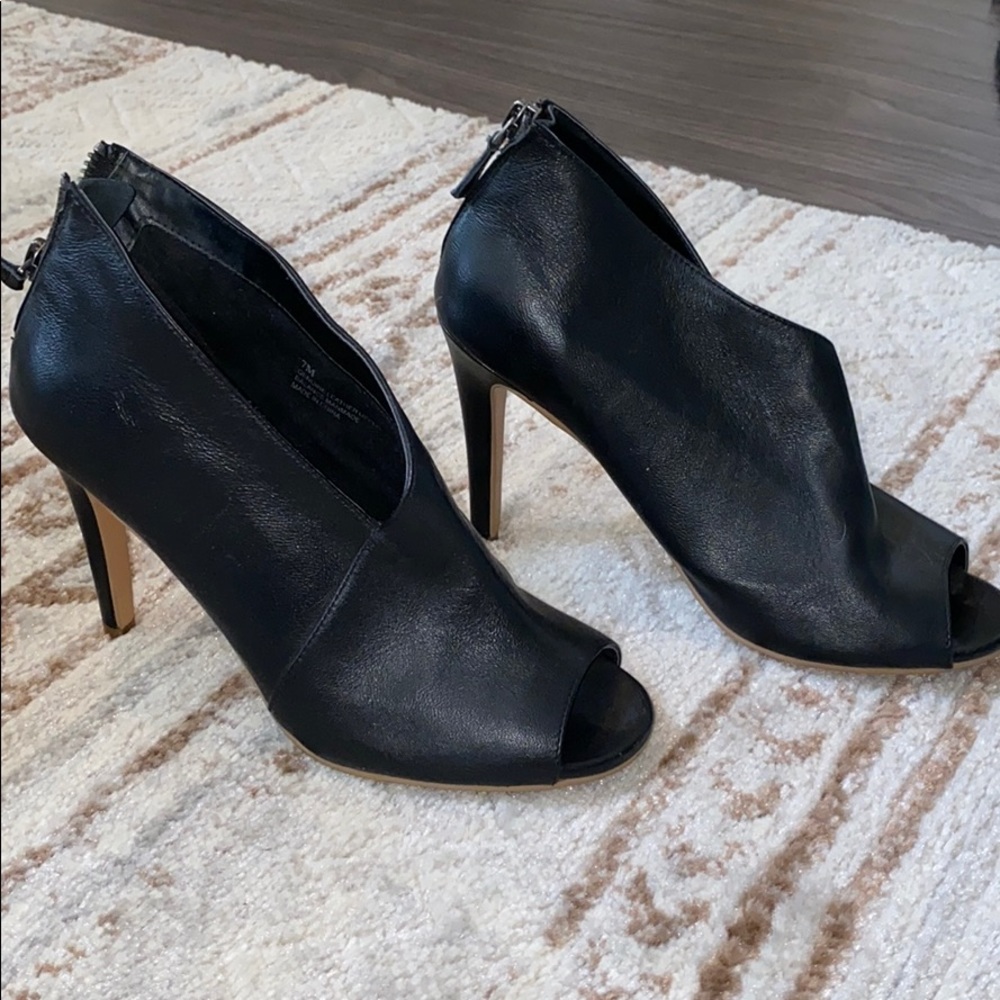 Halogen- black bootie pumps